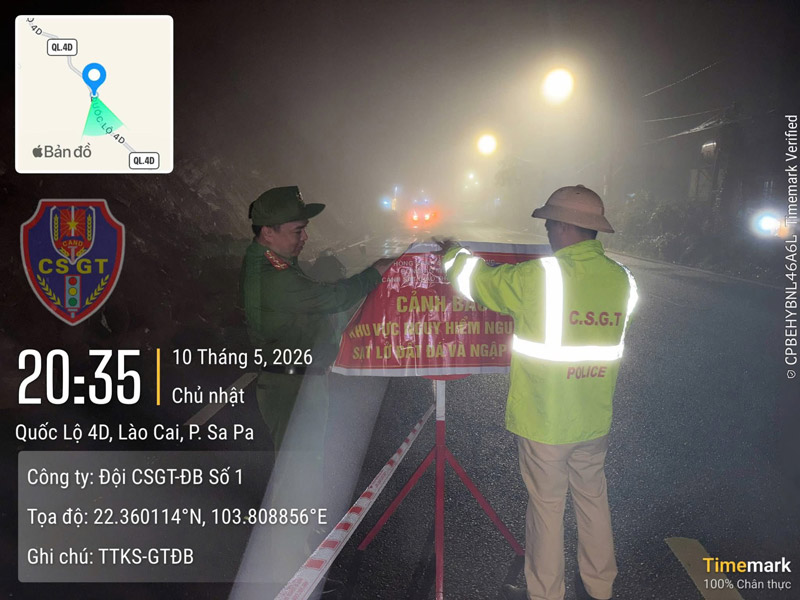 Đội CSGT đường bộ số 1 - Phòng CSGT Công an tỉnh Lào Cai đã tiến hành kiểm tra, căng dây, đặt biển cảnh báo. Ảnh: Công an cung cấp