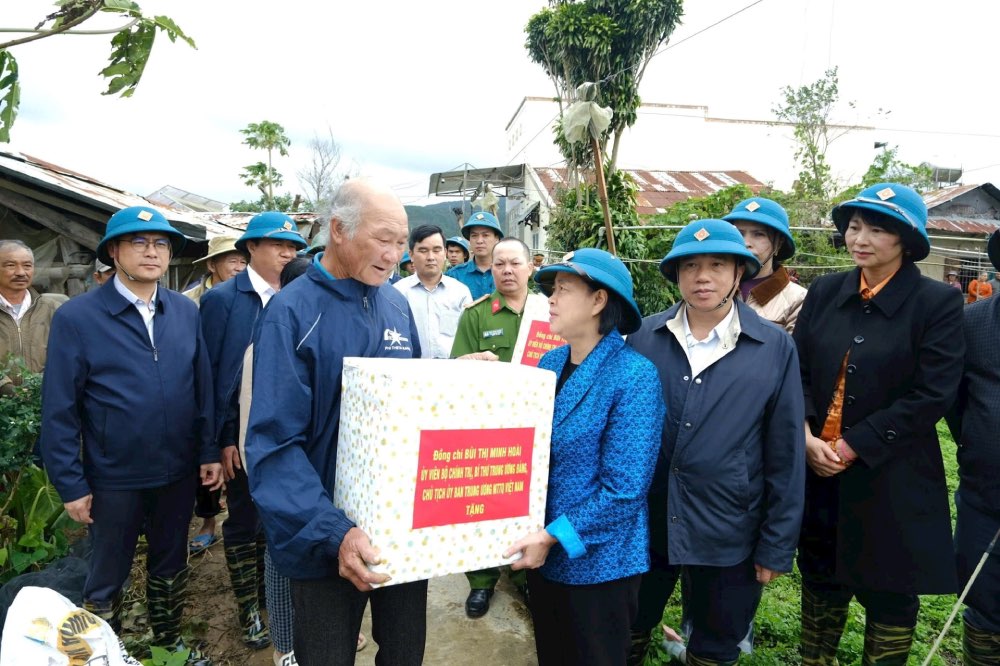 Ủy viên Bộ Chính trị, Bí thư Trung ương Đảng, Chủ tịch Ủy ban Trung ương MTTQ Việt Nam Bùi Thị Minh Hoài tặng quà, động viên người dân vùng lũ xã Ka Đô, tỉnh Lâm Đồng, ngày 22.11.2025. Ảnh: MTTQ VN 