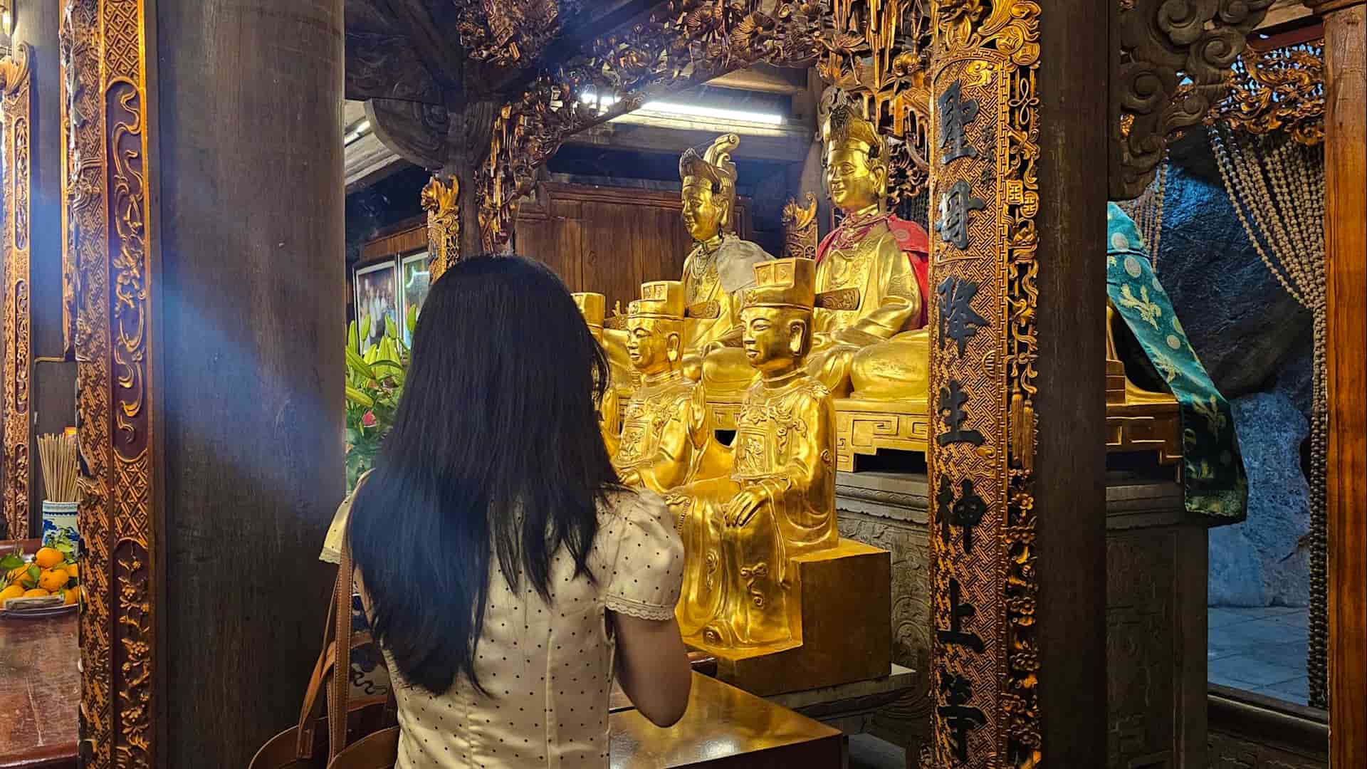 Du khách dâng hương, tham quan và tìm hiểu nét văn hóa tại đền Mẫu. Ảnh: Anh Ly
