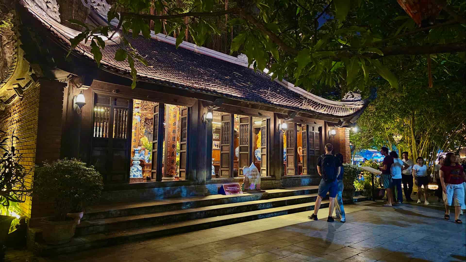 Đền Mẫu là nơi lưu giữ nét đẹp tín ngưỡng thờ Mẫu của người Việt. Ảnh: Anh Ly