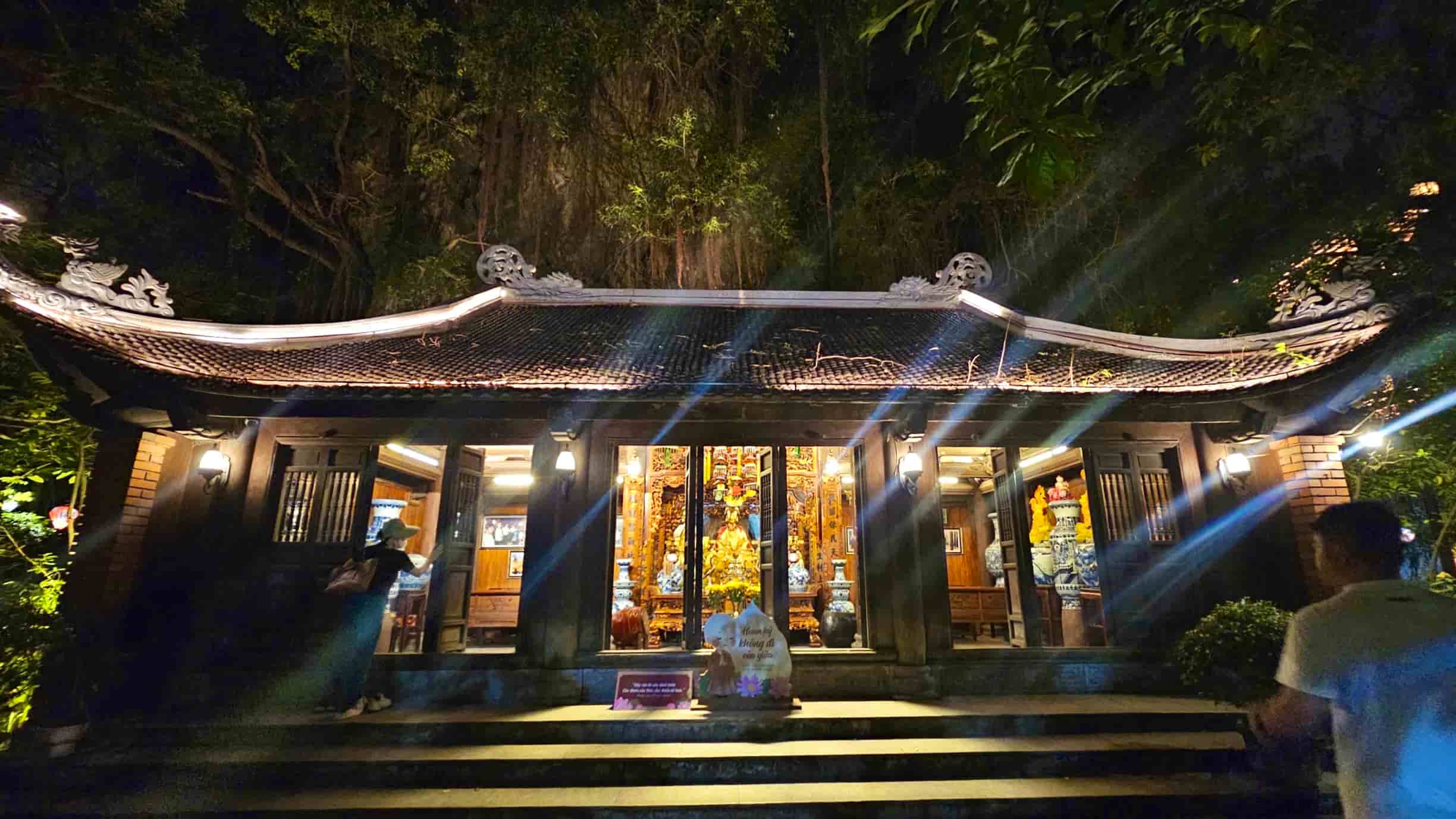 The space of Mau Temple has a contemplative, peaceful look in the middle of Hoa Lu Ancient Town. Photo: Anh Ly