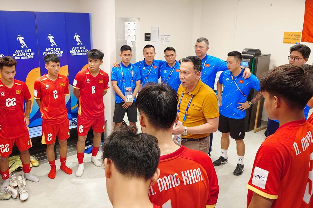 VFF President Tran Quoc Tuan encourages the spirit of U17 Vietnam after the match with U17 Korea. Photo: VFF