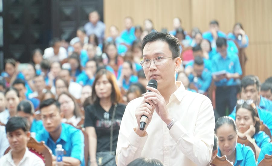 A large number of union members, workers, laborers and functional sectors of Da Nang attended the conference to meet and dialogue with National Assembly deputies and city leaders. Photo: Hoang Bin