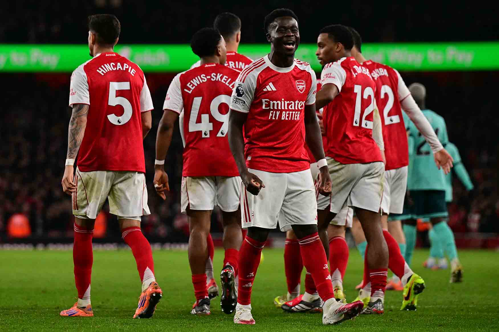 Arsenal chỉ cần thắng 2 trận còn lại và không phải bận tâm đến Man City. Ảnh: AFP