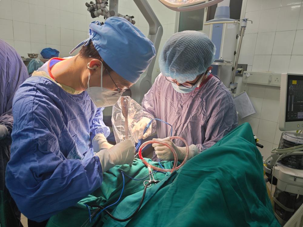 Doctors provide emergency care for a patient stabbed in the head with a knife. Photo: BVCC