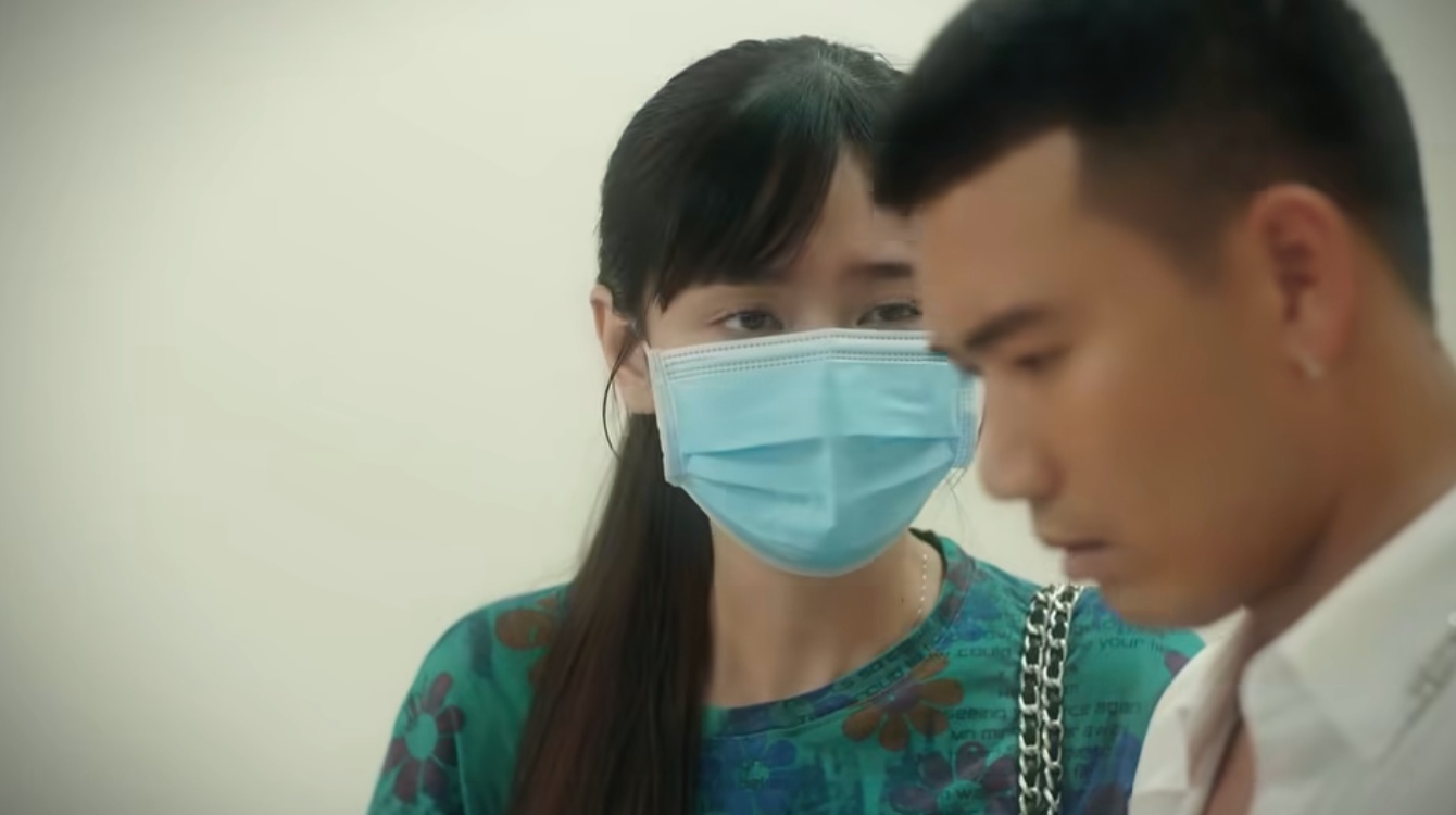 Trang phải cùng Hưng đi vào viện trong tập 34 phim “Bước chân vào đời“. Ảnh: VFC. 