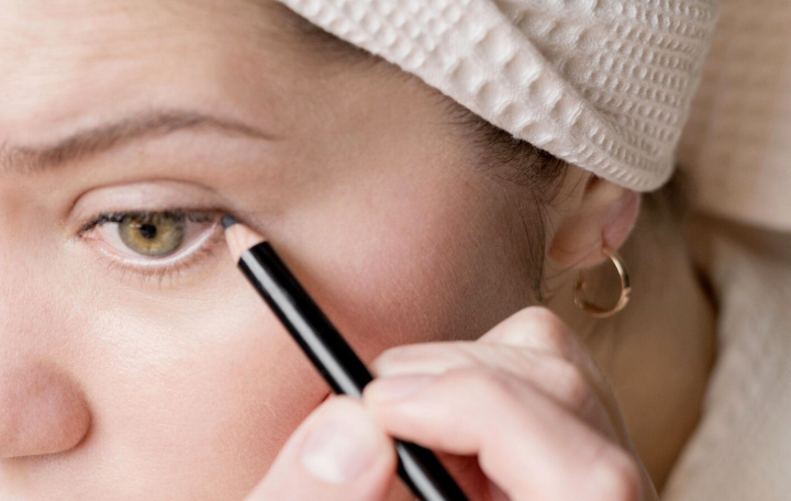 Eyeliner is easily sticky, especially in hot and humid weather or after many hours of travel. Photo: Thuy Duong
