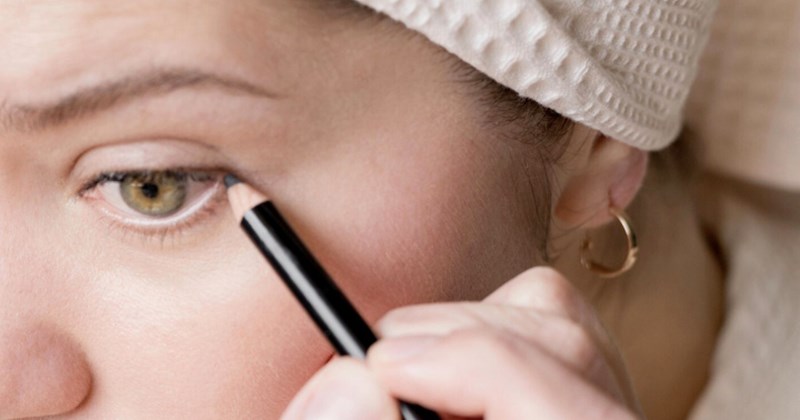 Mẹo kẻ eyeliner không lem, giúp lớp trang điểm bền đẹp cả ngày