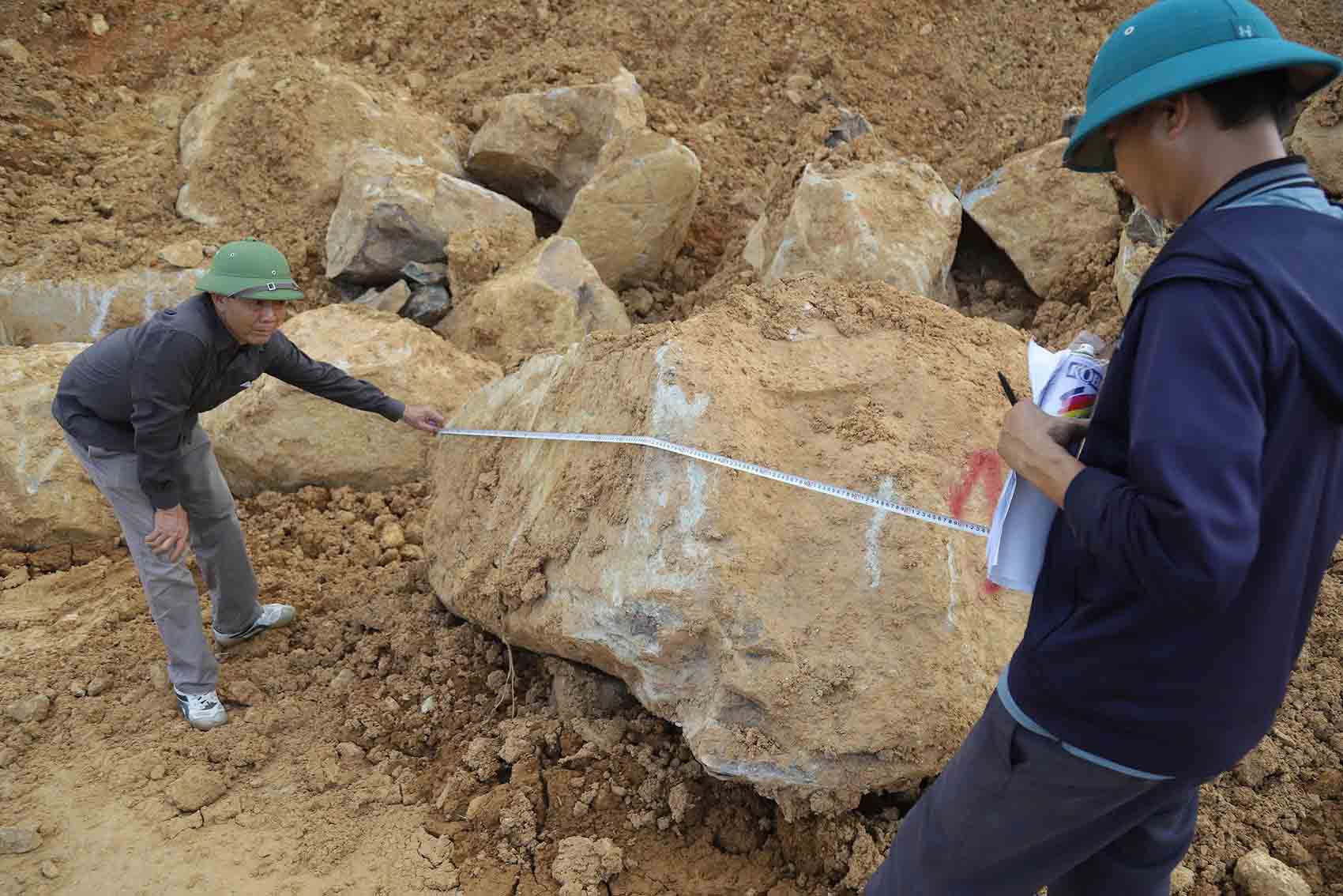 Conducting measurements to overcome landslides on the coastal road of Ha Tinh section passing through Hai Ninh ward. Photo: Hoang Anh