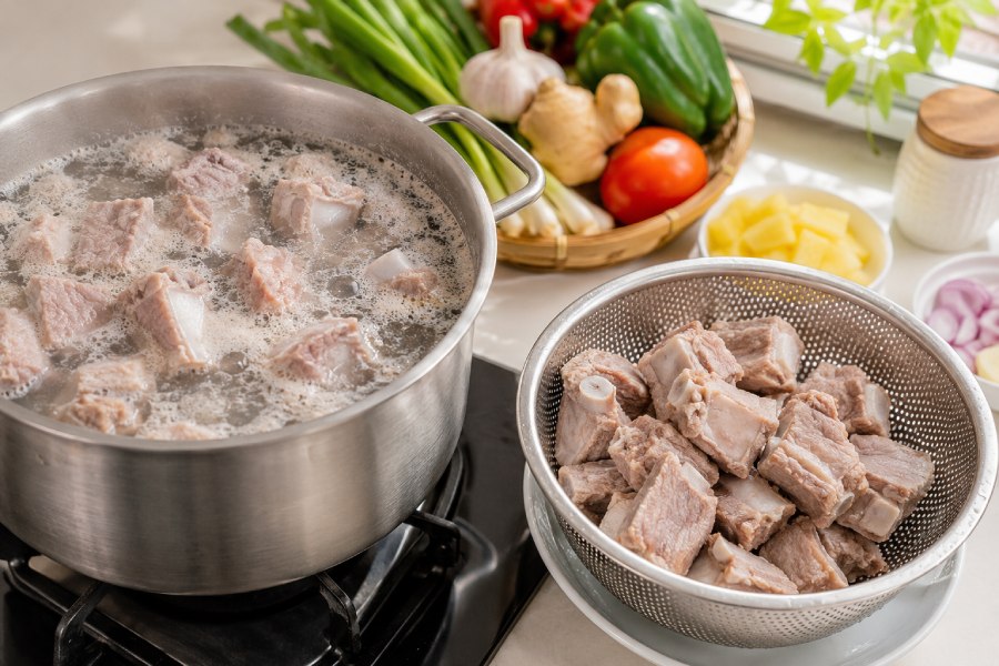 Sườn non được chần sơ và ướp gia vị trước khi chế biến. Ảnh: Thùy Linh