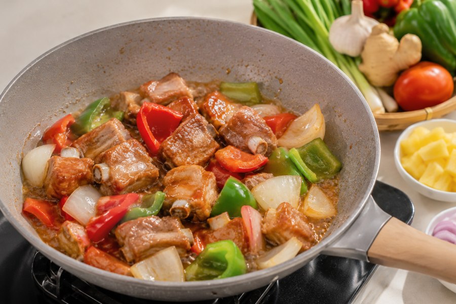Sườn xào chua ngọt hoàn thiện với màu sắc bắt mắt, thích hợp cho bữa cơm gia đình. Ảnh: Thùy Linh 