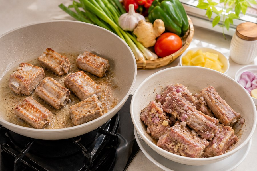 Sườn được chiên vàng nhẹ để giữ độ săn chắc và thơm ngon. Ảnh: Thùy Linh 
