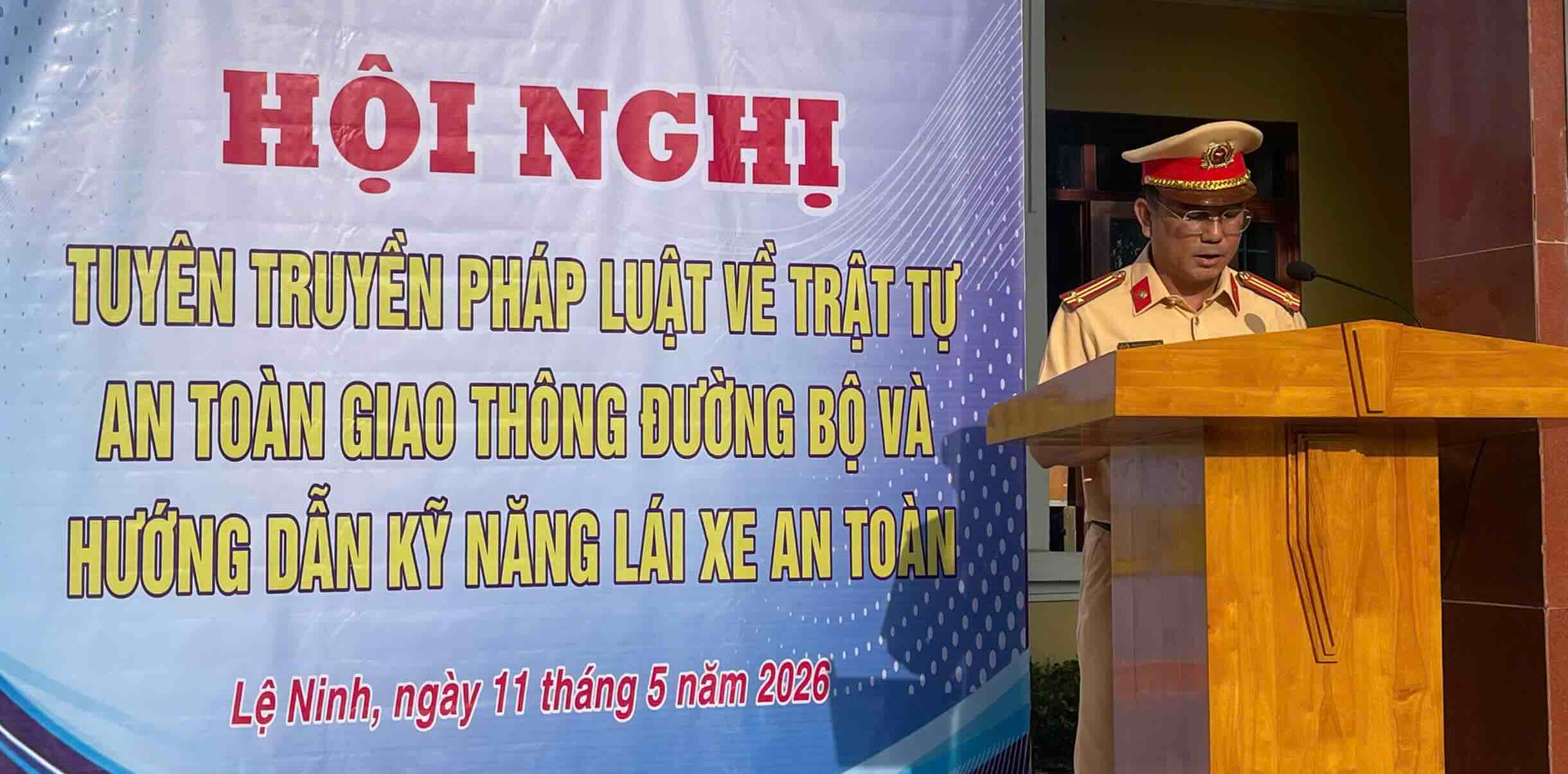 Lực lượng chức năng phổ biến, tuyên truyền các nội dung trong hội nghị. Ảnh: Văn Hùng