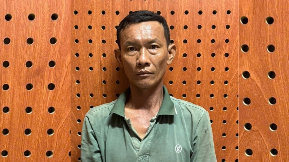 Subject Dang Phuoc Xuan was arrested by the police force in Tay Ninh, and transferred to Vinh Long for investigation. Photo: Vinh Long Police