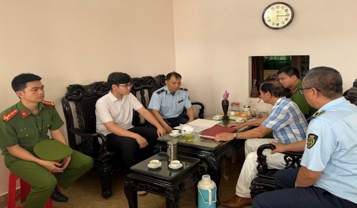 Đoàn kiểm tra liên ngành làm việc trước khi tiến hành xử phạt theo quy định. Ảnh: QLTT Thanh Hóa