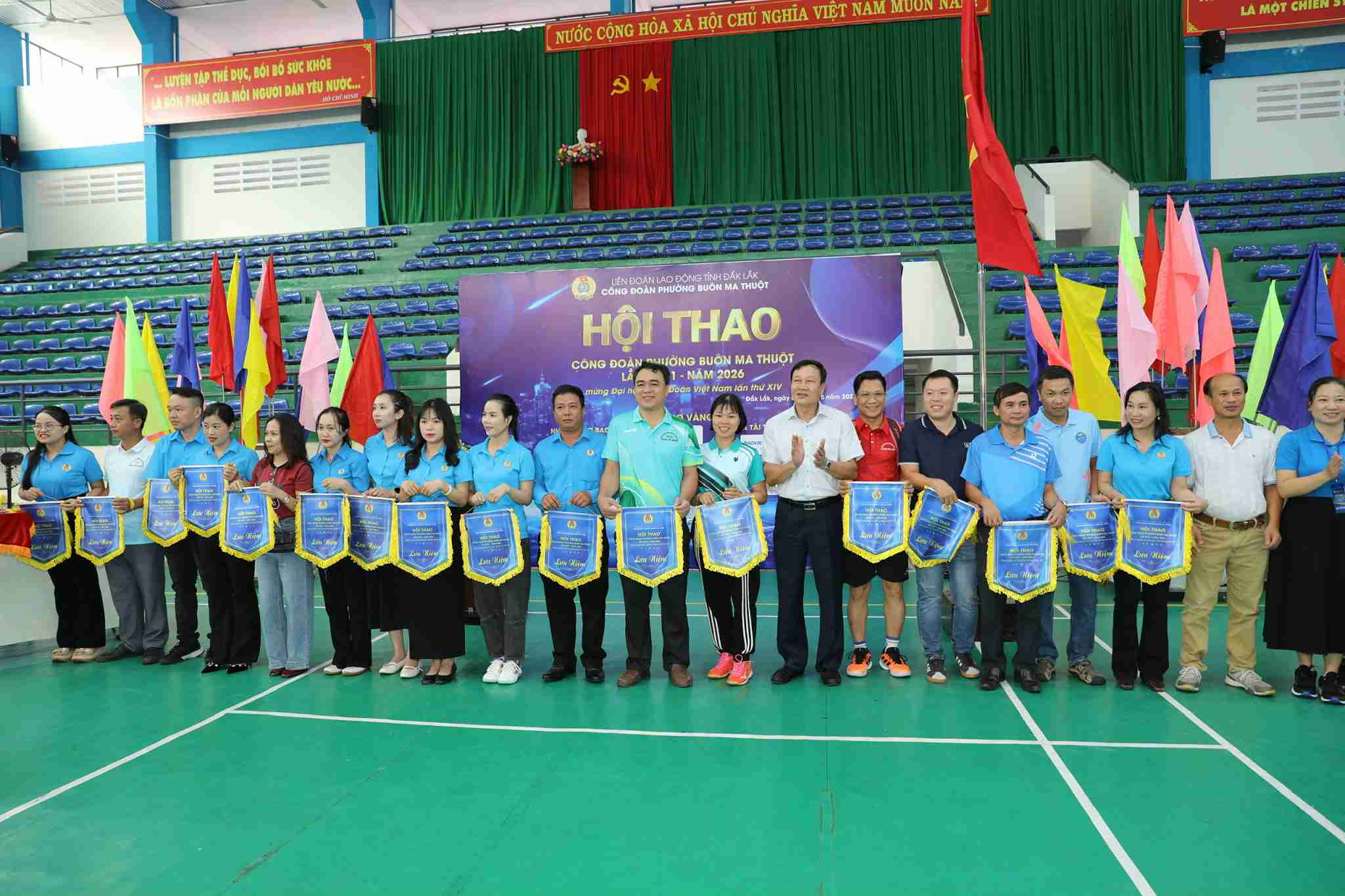 Leaders of Buon Ma Thuot Ward Party Committee, Dak Lak Provincial Labor Federation present souvenir flags to teams participating in the sports festival. Photo: Dak Lak Trade Union