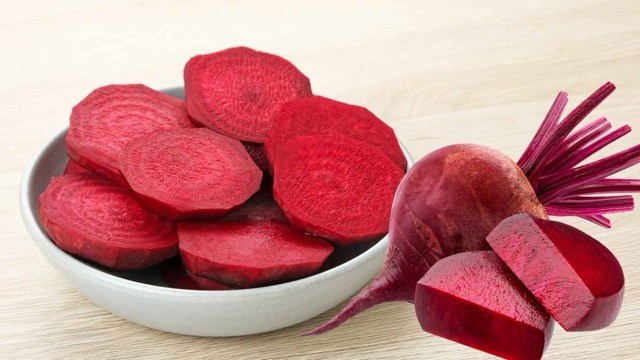 Beetroot provides natural nitrate that helps support lower blood pressure, thereby reducing pressure on the kidneys. Photo: Huong Son