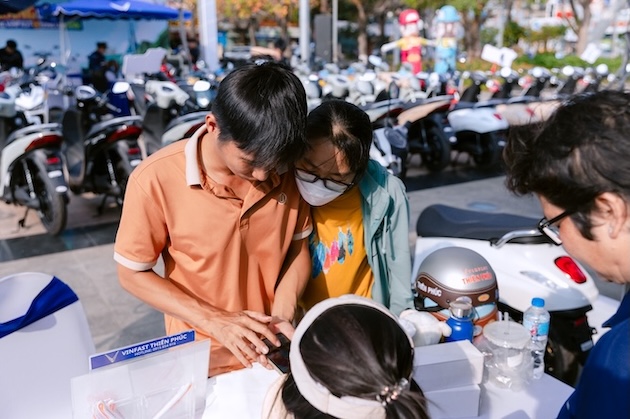 電気自動車の試乗に参加する国民は運転免許証が必要です。写真:PV