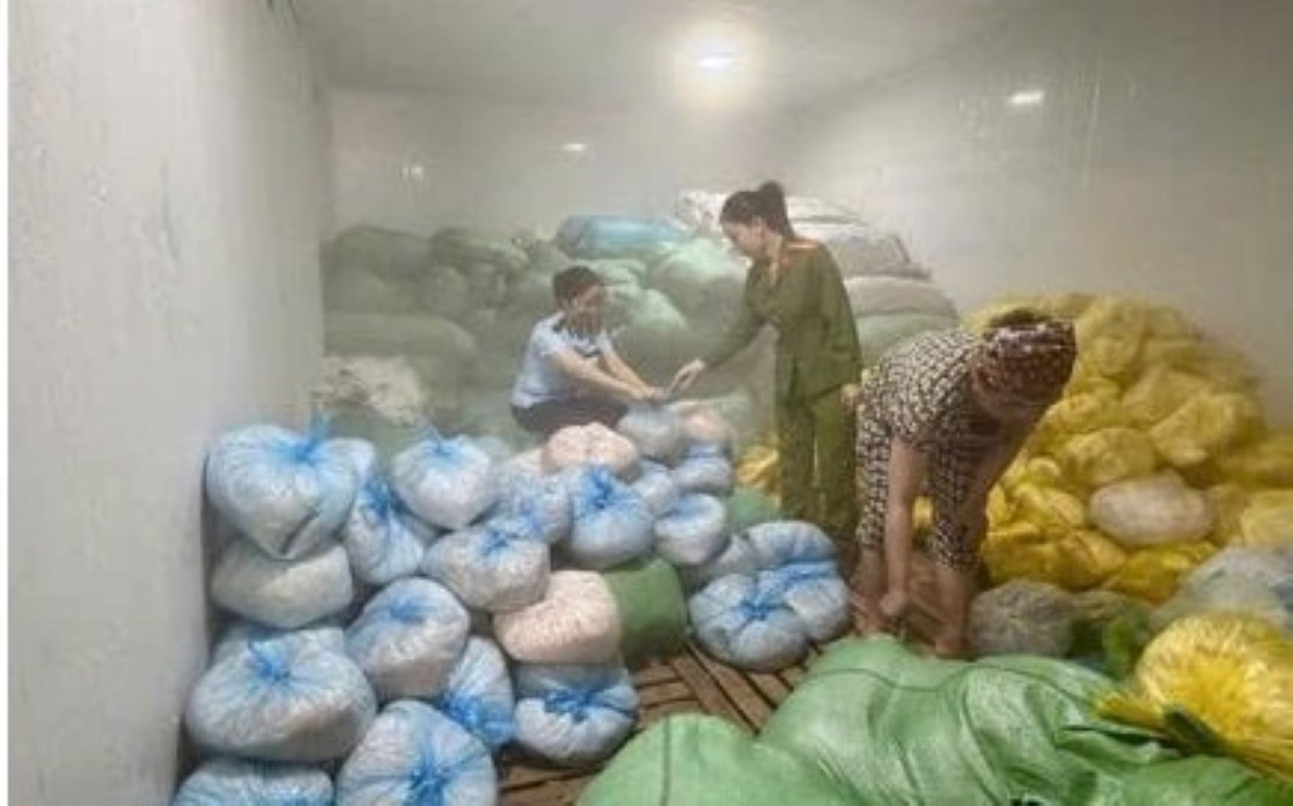 Lực lượng chức năng phát hiện hàng tấn bì lợn có dấu hiệu không rõ nguồn gốc trong kho. Ảnh: QLTT Thanh Hóa