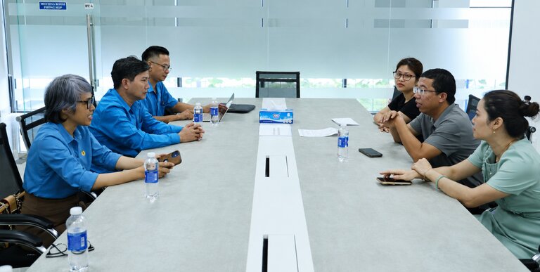 Quang Ngai Provincial Labor Federation exchanges with businesses about negotiating and signing collective labor agreements. Photo: Dong Giang