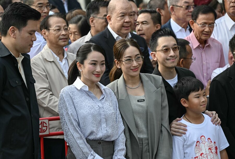 Ba người con của ông, trong đó có cựu Thủ tướng Paetongtarn Shinawatra, và các thành viên khác trong gia đình cũng đã có mặt từ sớm để chào đón ông. Ảnh: AFP 