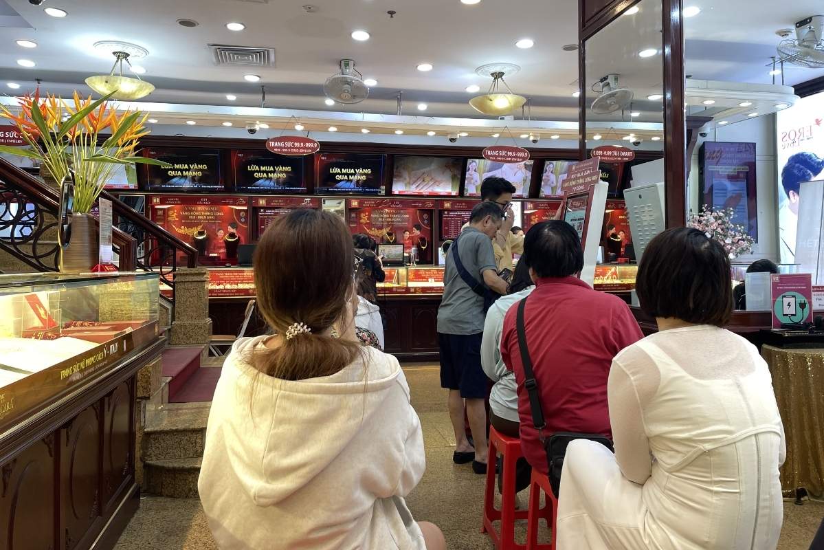 Gold prices adjusted sharply down, gold stores are bustling with buying in the afternoon. Photo: Linh Dan