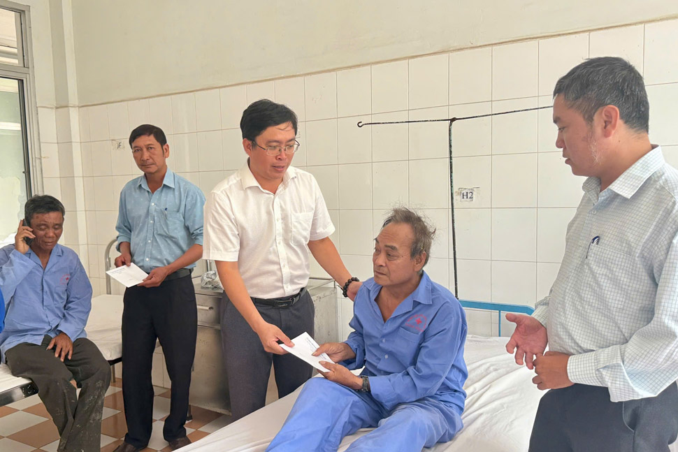 Lãnh đạo UBND xã Bình Khê đến thăm hỏi các nạn nhân vụ tai nạn. Ảnh: Bình Khê