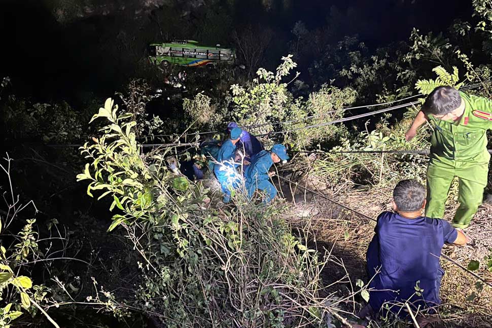 Las fuerzas funcionales se acercan al autobús que cayó al abismo, despliegan el rescate y llevan a las víctimas al hospital. Foto: Binh Khe