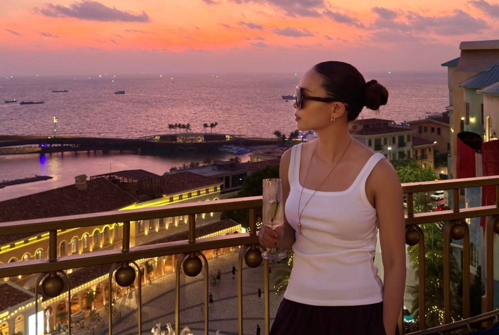 La cantante Yen Trang se hace fotos con el atardecer en Phu Quoc. Foto: NVCC