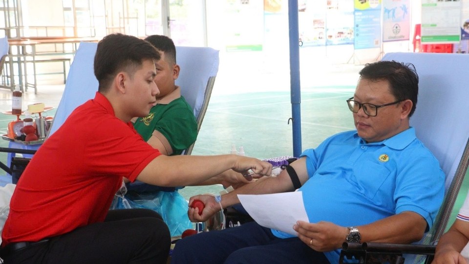 Đoàn viên, người lao động tham gia hiến máu tình nguyện do Công đoàn Vĩnh Long phát động. Ảnh: Hoàng Lộc