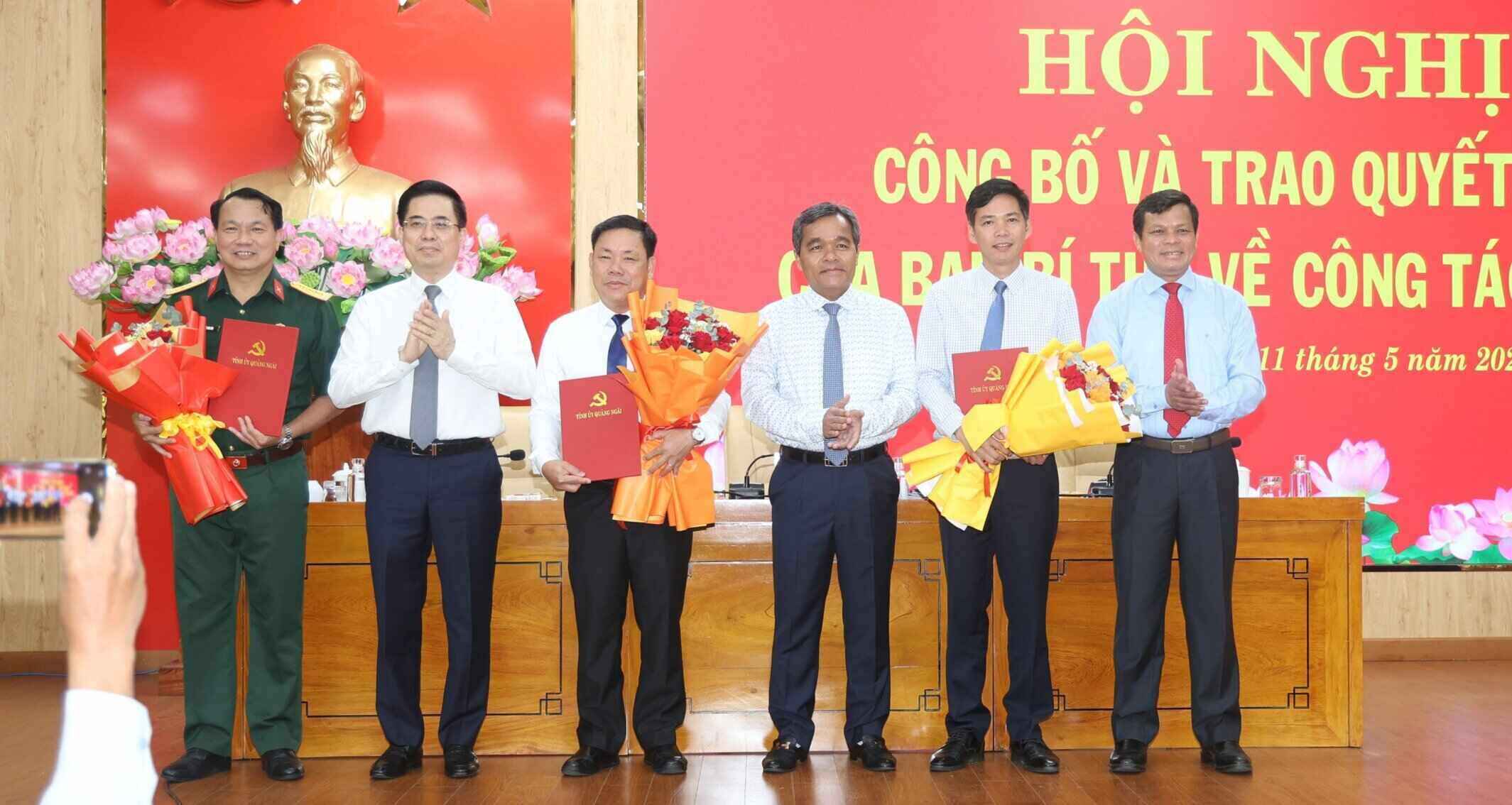 Mr. Ho Van Nien - Member of the Party Central Committee, Secretary of Quang Ngai Provincial Party Committee (3rd from right) and comrades in the Standing Committee of the Provincial Party Committee congratulate the comrades who were appointed to participate in the Executive Committee of Quang Ngai Provincial Party Committee. Photo: Ngoc Duc