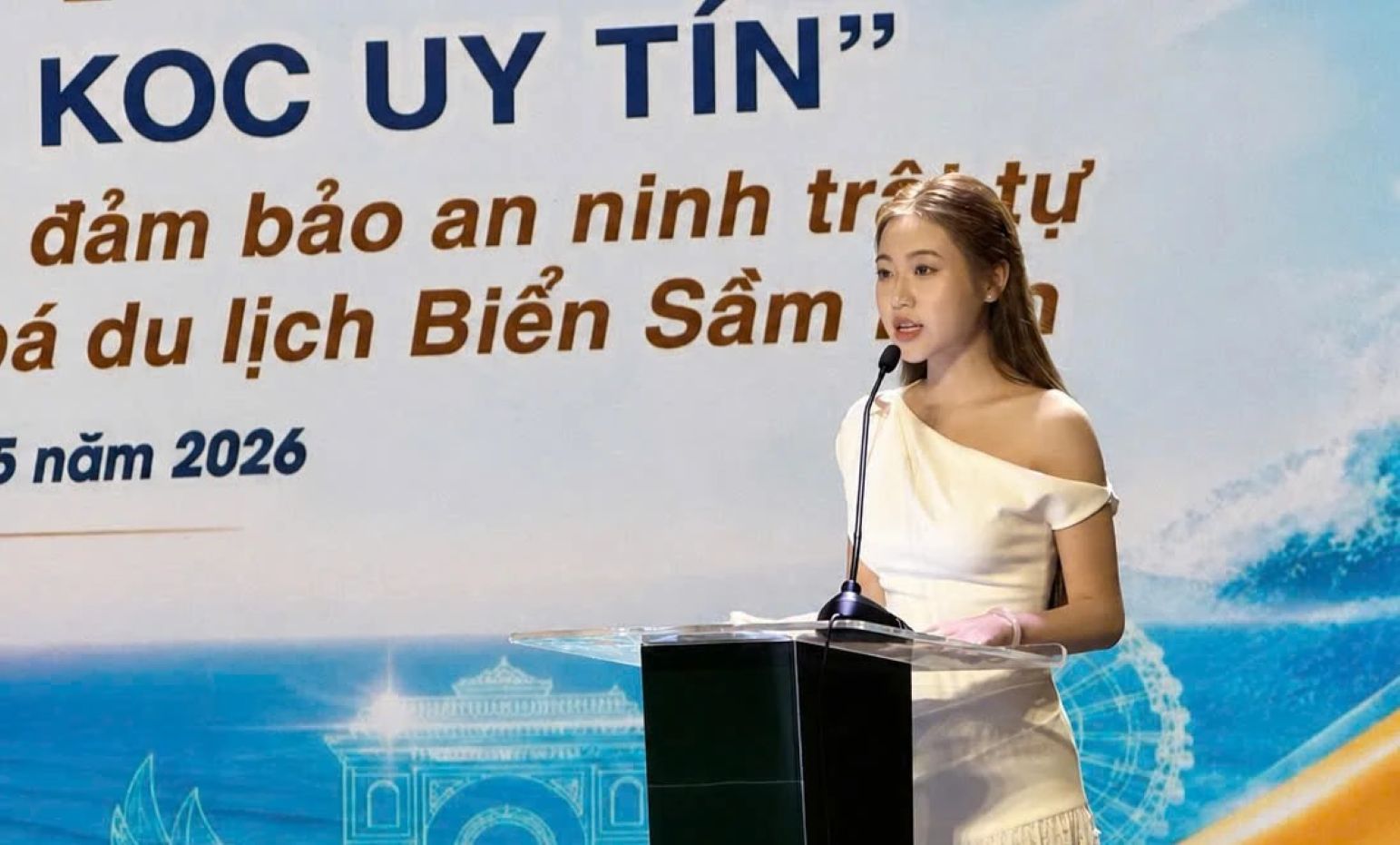Runner-up of Miss Tourism and Ethnicity Vietnam 2025 Duong Thi Thanh Truc spoke at the KOL and KOC conference. Photo: Tran Lam