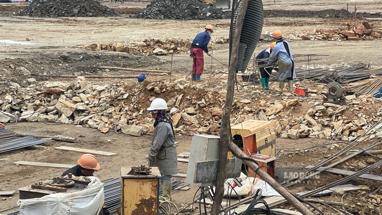 Hàng trăm lao động hối hả thi công trường phổ thông nội trú ở xã biên giới Mường Khương, tỉnh Lào Cai. Ảnh: Đinh Đại