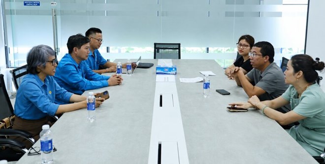 Liên đoàn Lao động tỉnh Quảng Ngãi trao đổi với doanh nghiệp về việc thương lượng, ký kết thỏa ước lao động tập thể. Ảnh: Đông Giang