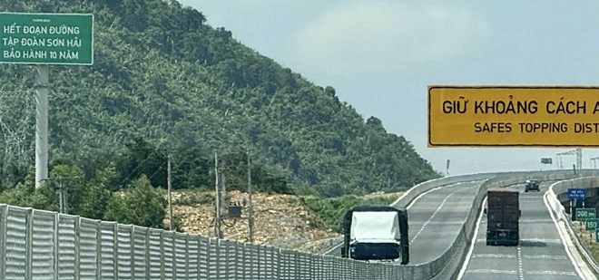 Sign of commitment of Son Hai Group, Vung Ang - Bung expressway section. Photo: Phi Long