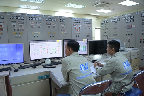 Công nhân trực theo dõi sát sao thông số kỹ thuật tại phòng điều hành trung tâm. Ảnh: Sỹ Thành 
