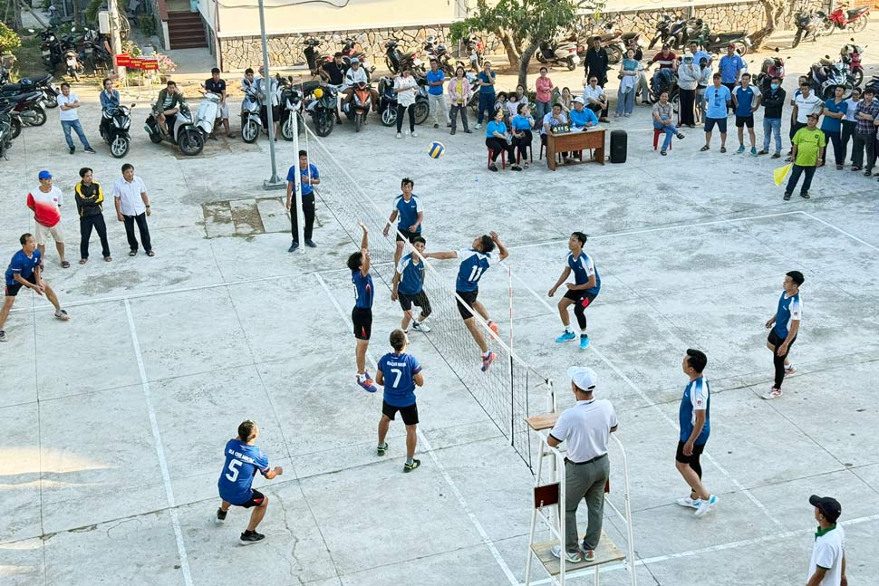 Quy Nhon Bac Ward Trade Union organizes the 2026 Men's Volleyball Tournament for workers, civil servants, and laborers to respond to Workers' Month 2026. Photo: Tran Tiep