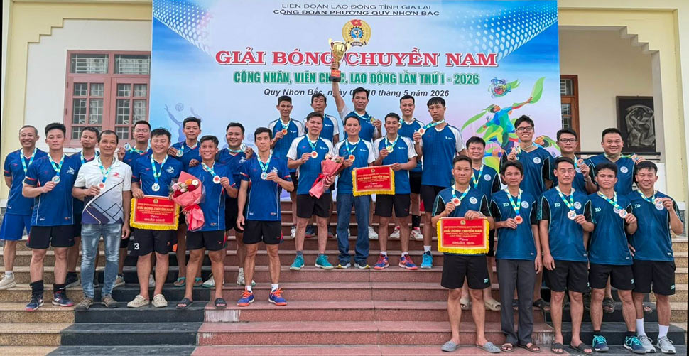 Ban tổ chức trao giải cho các đội đạt thành tích cao. Ảnh: Trần Tiếp