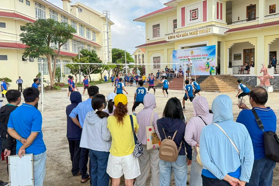 Giải bóng chuyền nam công nhân, viên chức, lao động năm 2026 diễn ra sôi nổi. Ảnh: Trần Tiếp