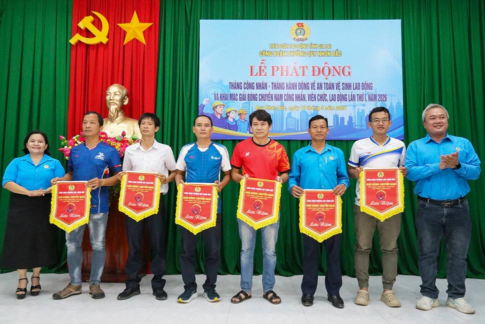 Lãnh đạo Công đoàn phường Quy Nhơn Bắc trao cờ lưu niệm cho các đội tham gia giải. Ảnh: Trần Tiếp