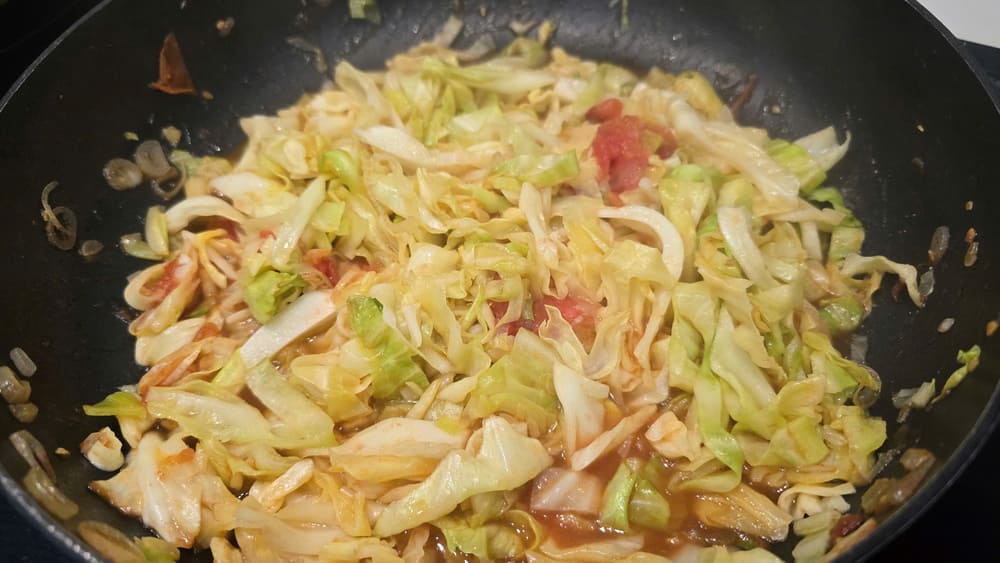 Housewives can refer to how to make rich and quick stir-fried cabbage for the first meal of the week. Photo: Tuan Dat