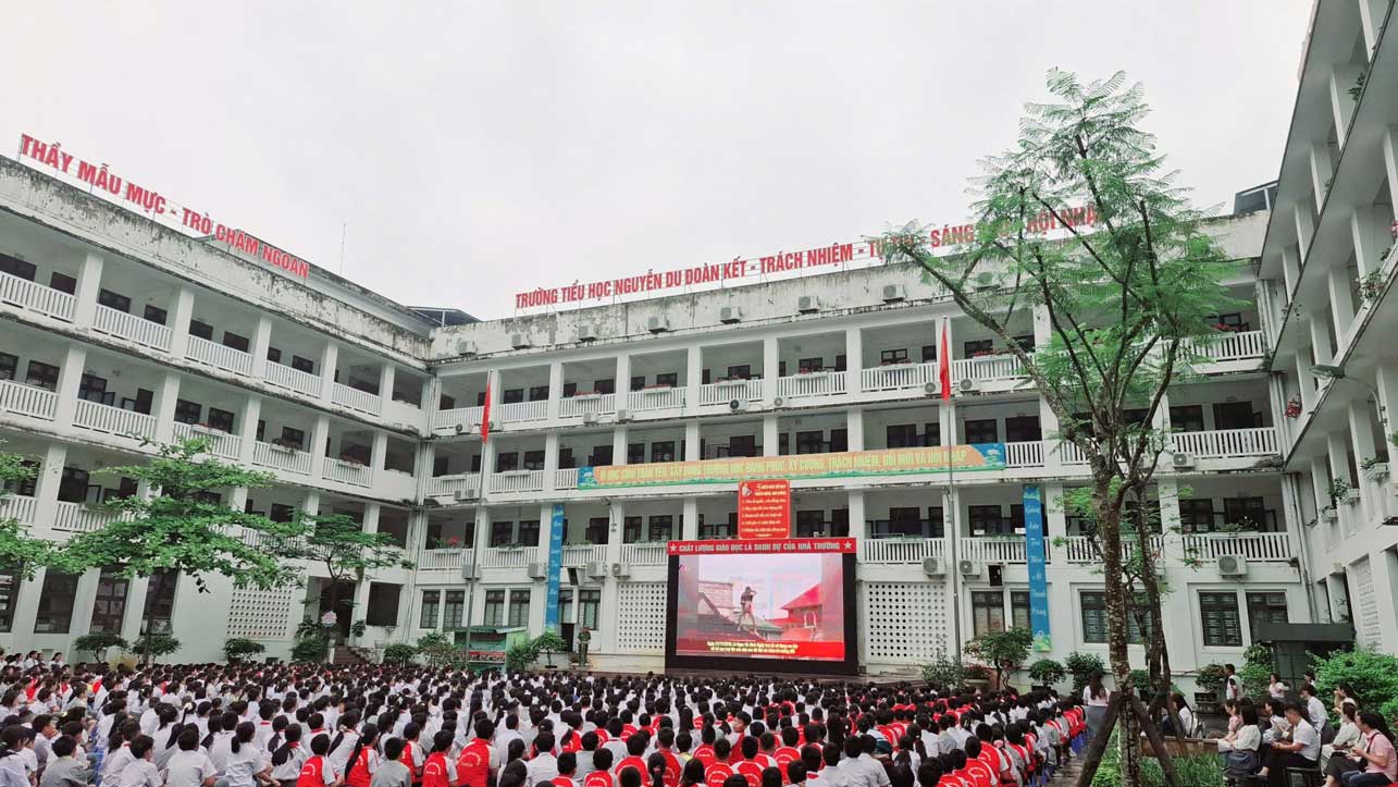 Hơn 1.000 giáo viên, học sinh Trường Tiểu học Nguyễn Du tham gia buổi tuyên truyền phòng chống ma túy và đuối nước. Ảnh: Công an cung cấp