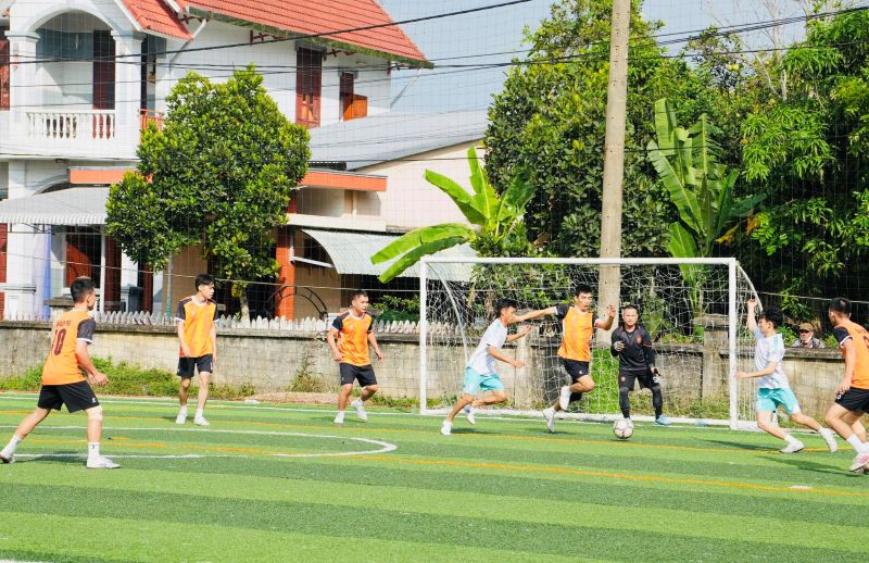Công nhân Sedo Vinako hào hứng tranh tài trên sân cỏ. Ảnh: ĐVCC