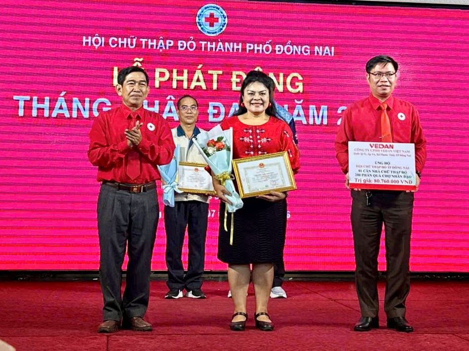 Bà Nguyễn Thu Thủy- Phó giám đốc Vedan Việt Nam nhận bằng ghi nhận từ Hội Chữ Thập Đỏ Thành phố Đồng Nai. Ảnh: Vedan