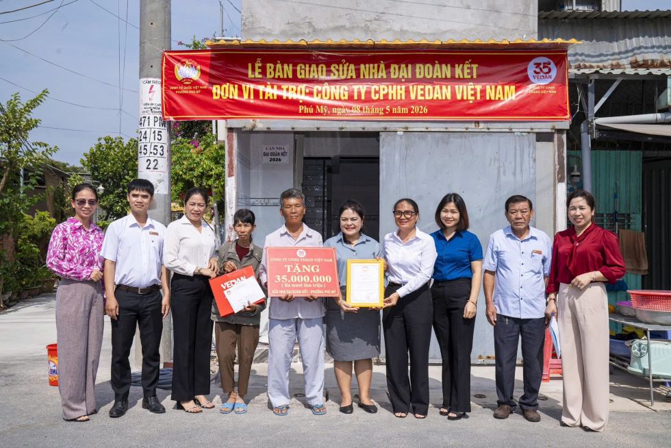 Bà Nguyễn Thu Thủy- Phó giám đốc Vedan Việt Nam (áo xám) bàn giao nhà cho gia đình ông Mai Xuân Trường