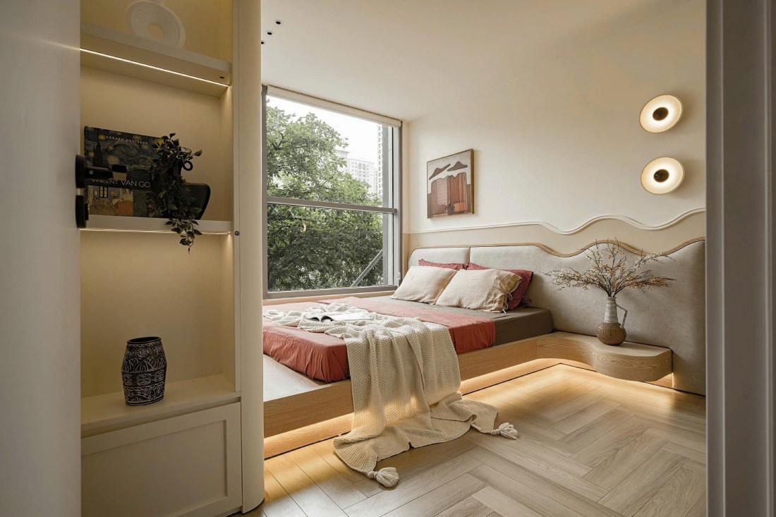 Chị Tạ Thùy An - Founder Nhà Ann cho biết, điểm xuyết trong không gian là những món đồ decor mang hơi hướng nghệ thuật như hệ đèn treo tối giản hay những bình gốm thủ công, giúp mỗi góc nhỏ đều có thể trở thành một khung hình “check-in” ấn tượng.