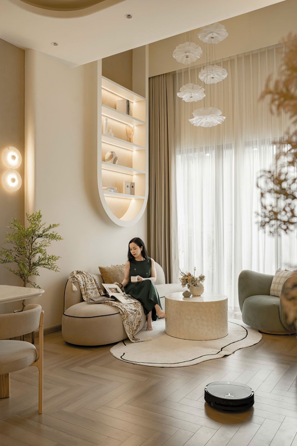 Điểm xuyết trong không gian là những món đồ decor mang hơi hướng nghệ thuật như hệ đèn treo tối giản hay những bình gốm thủ công. 