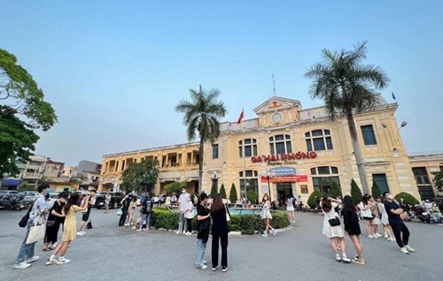 Railways deploy "buy 3 get 1 free", "buy 6 get 2 free" incentives for the Hanoi - Hai Phong route. Photo: BCR