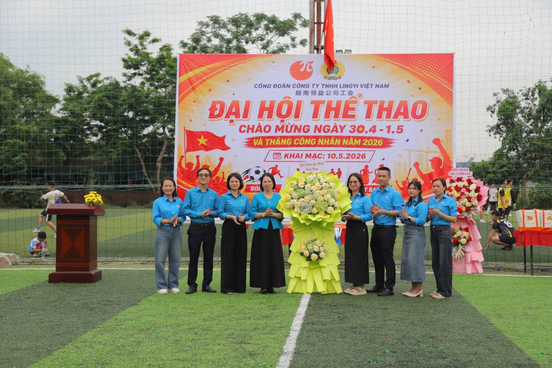 Lãnh đạo Liên đoàn Lao động tỉnh Bắc Ninh tặng hoa chúc mừng Công ty TNHH Lingyi Việt Nam. Ảnh: Nguyễn Huyền 