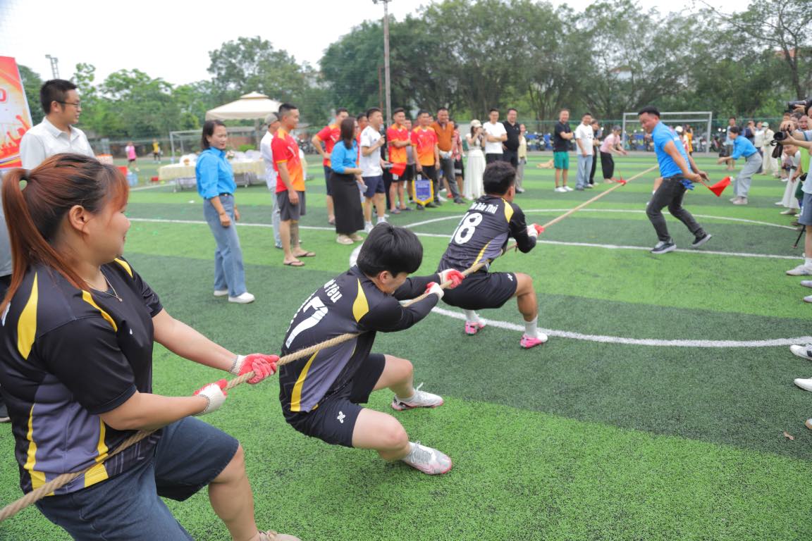 Workers compete in tug-of-war at the sports festival. Photo: Nguyen Huyen
